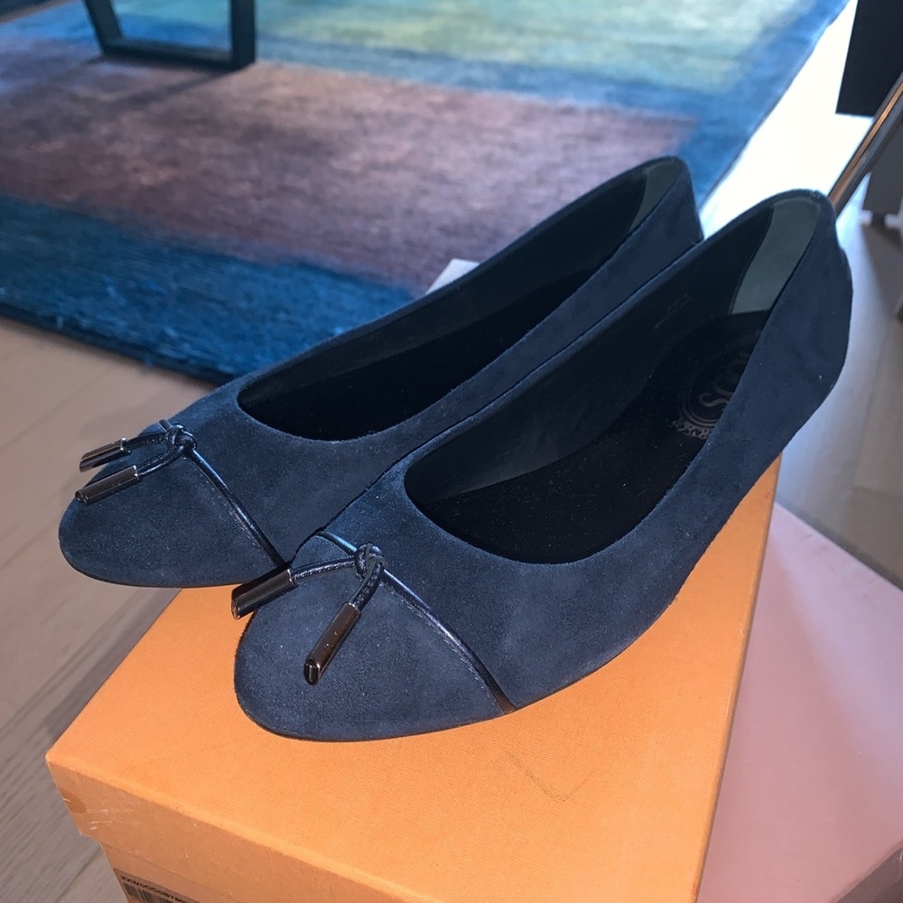 Navy blue Tods flats
